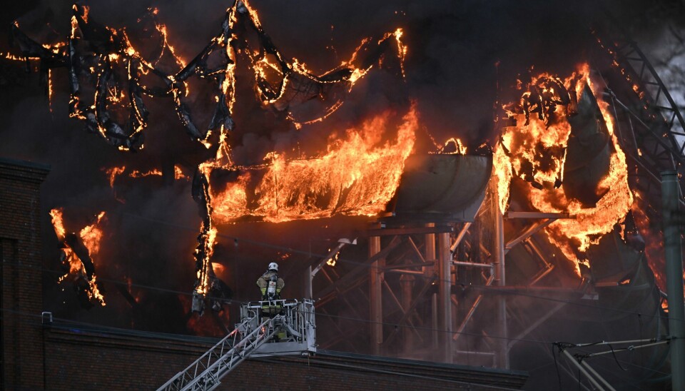 Kraftig brann i Liseberg i Gøteborg. Det brenner voldsomt i det nye badeanlegget på fornøyelsesparken Liseberg i Göteborg. Foto: Björn Larsson Rosvall / TT / NTB