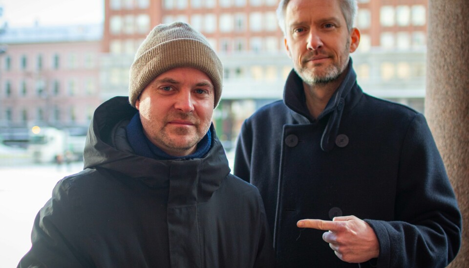 Sturle Vik Pedersen (til venstre) og Markus Gaupås Johansen foran Arbeiderpartiets hovedkontor i Oslo. Youngs