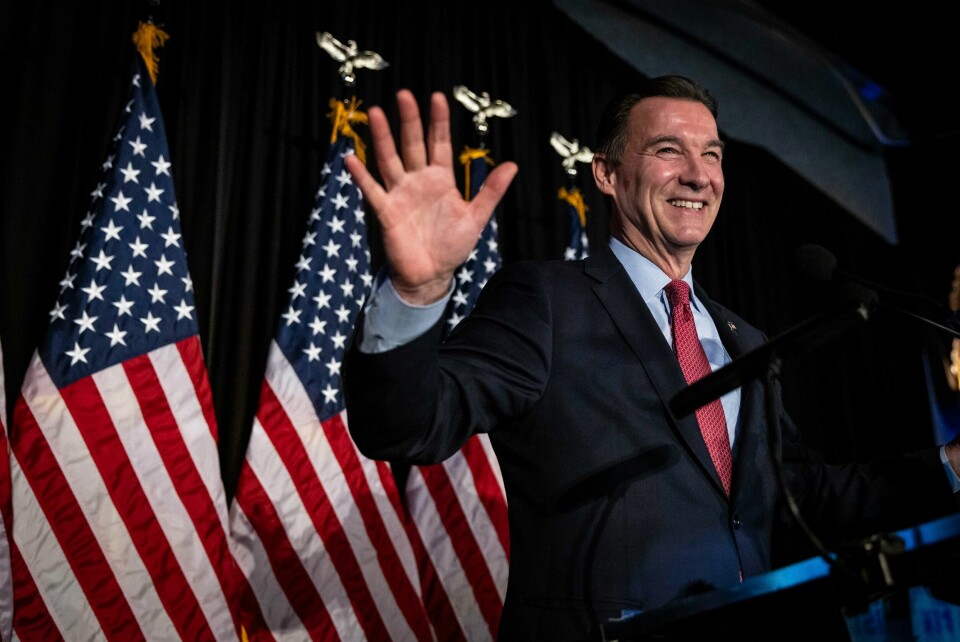 Demokraten Tom Suozzi gjør comeback i Representantenes hus etter å ha vunnet suppleringsvalget på plassen til den utkastede republikanske representanten George Santos. Dermed krymper det republikanske flertallet. Foto: Stefan Jeremiah / AP / NTB