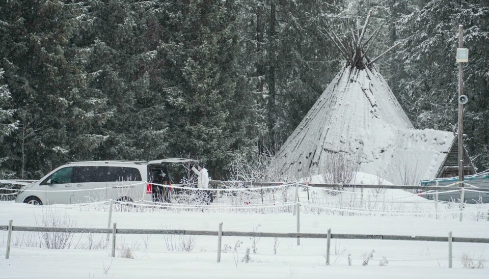 Politietterforskere på gården i Løten der en mann i 30-årene ble funnet død i januar. Det er gjort beslag i en lavvo på gården og flere andre steder på eiendommen. Foto: Ole Berg-Rusten / NTB