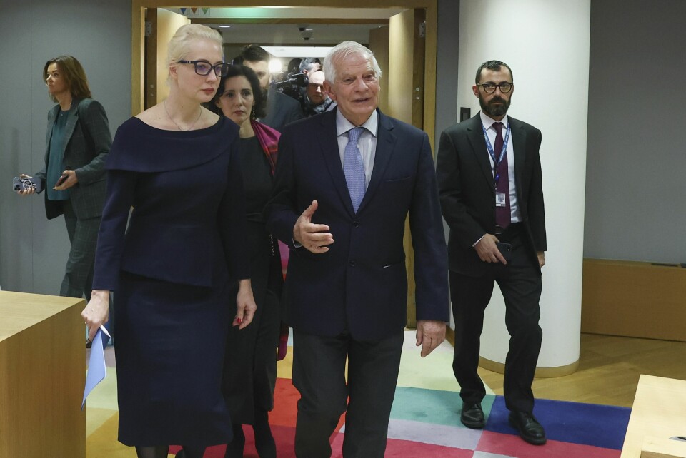 EUs utenrikssjef Josep Borrell sammen med Julia Navalnaja i forkant av et møte for EUs utenriksministre i Brussel mandag. EUs utenrikssjef Josep Borrell sammen med Julia Navalnaja i forkant av et møte for EUs utenriksministre i Brussel mandag. Foto: Yves Herman / Pool / AP / NTB