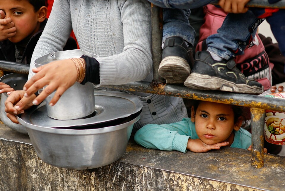 Palestinske barn venter på mat i Rafah. Hvis Israel angriper byen, er det stor fare for at mat og nødhjelp ikke når fram til områdets en million flyktninger. .