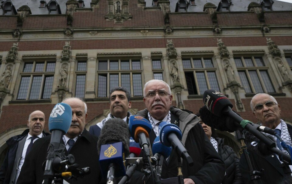 Palestinernes utenriksminister Riyad Al-Maliki kom mandag med en uttalelse utenfor ICJ i Haag i Nederland. I likhet med Al-Maliki hevder Sør-Afrika at Israel har innført et apartheidsystem i de okkuperte palestinske områdene. World Court Israel PalestiniansWorld Court Israel PalestiniansRiyad Al-Maliki, minister of Foreign Affairs of the Palestinian National Authority, center, gives a statement outside the Peace Palace after the United Nations' highest court opened historic hearings, in The Hague, Netherlands, Monday, Feb. 19, 2024. The Palestinian foreign minister has accused Israel of apartheid and urged the United Nations’ top court to declare that Israel’s occupation of lands sought for a Palestinian state is illegal. If the situation endures, the Palestinians say that any hope for a two-state future will die. The allegation came at the start of historic hearings into the legality of Israel’s 57-year occupation of lands sought for a Palestinian state. (AP Photo/Peter Dejong)