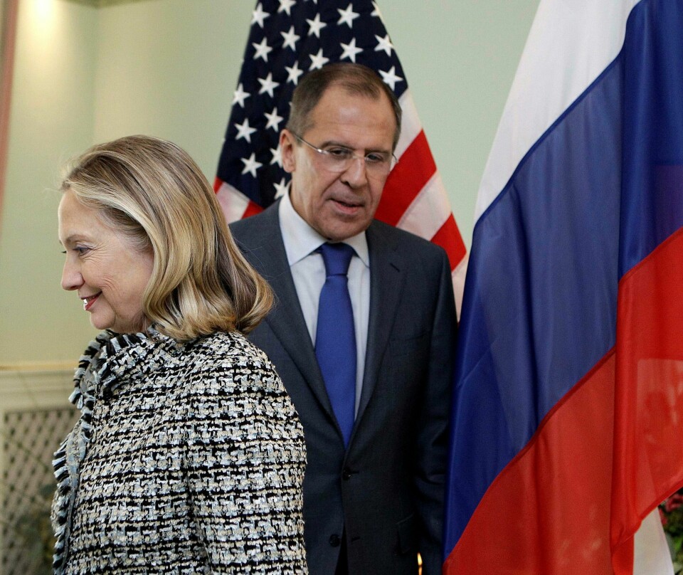 VANSKELIG: Den neste amerikanske administrasjonen står overfor en rekke dilemmaer i Syria-spørsmålet, blant annet fordi Russland er involvert i samme område. Her fra et møte mellom Hillary Clinton og Russlands utenriksminsiter Sergej Lavrov, da Clinton var utenriksminister i 2012. FOTO: FRANK AUGSTEIN/NTB SCANPIX