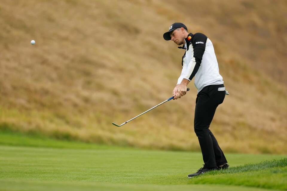 Viktor Hovland fikk en varierende lørdag på golfbanen i Pacific Palisades i California. Viktor Hovland fikk en varierende lørdag på golfbanen i Pacific Palisades i California. Foto: Ryan Kang / AP / NTB