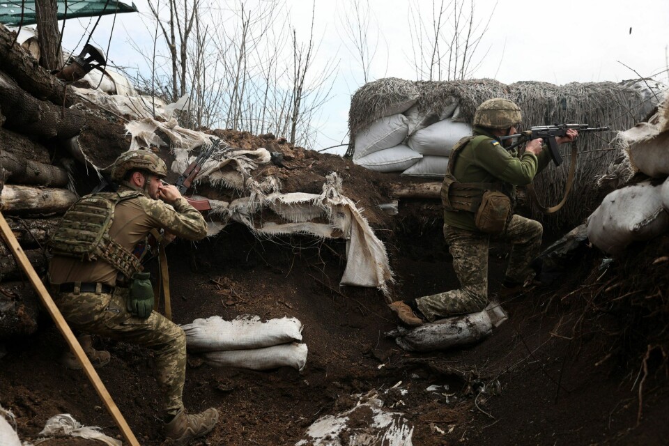 Det har gått godt over 700 dager siden Russland gikk til fullskala invasjon av nabolandet Ukraina. (FILES) Ukrainian soldiers shoot with assault rifles in a trench on the front line with Russian troops in Lugansk region on April 11, 2022. (Photo by Anatolii STEPANOV / AFP)