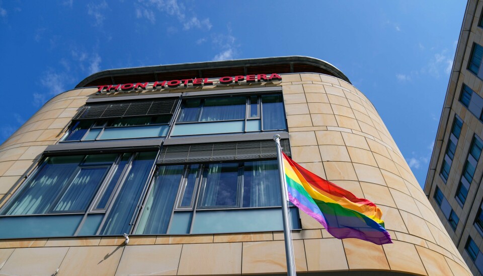 Hotellkjeden Thon Hotels fikk mye kritikk da de nektet de ansatte å heise opp Pride flagget. Dette er ironisk, mener innleggsforfatter. Thon Hotell med pride flagg (retgnbuefarget) utenfor.