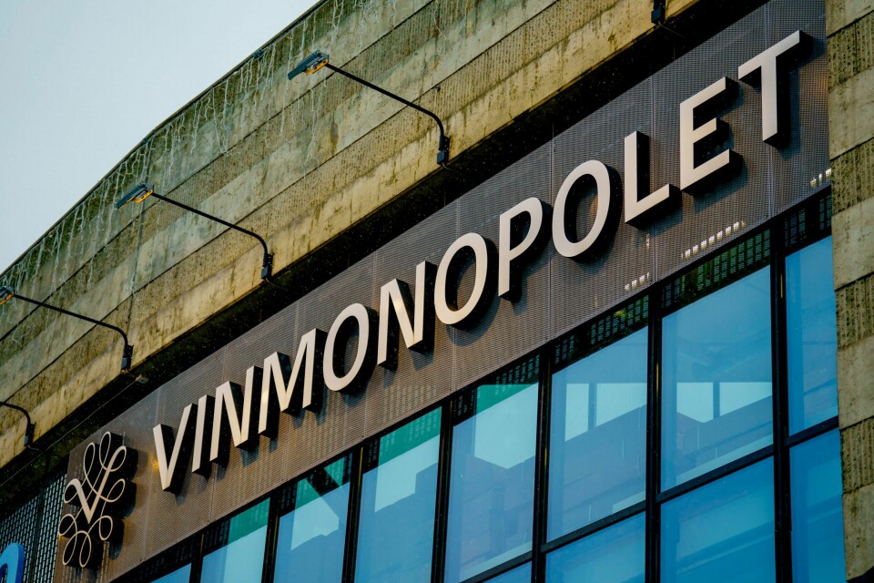 Omsetningen til Vinmonopolet fortsetter å synke i juli. Vinmonopolet-sjefen er politianmeldt fordi selskapet selger to israelskproduserte viner fra Vestbredden. Foto: Stian Lysberg Solum / NTB