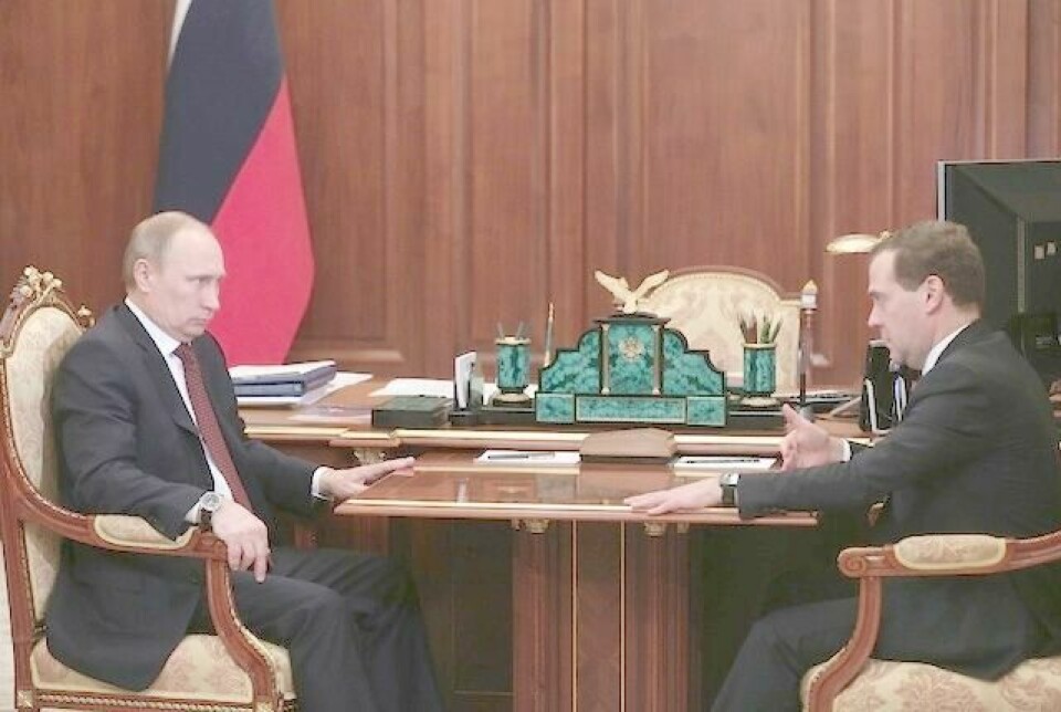 Dmitrij Medvedev (t.h.) avbildet med Russlands president Vladimir Putin under sin tid i Kreml. PRESSET: Vladimir Putin har mange fiender i Nord-Kaukasus. Her i samtale med statsminister Dmitrij Medvedev i Kreml 30. desember.