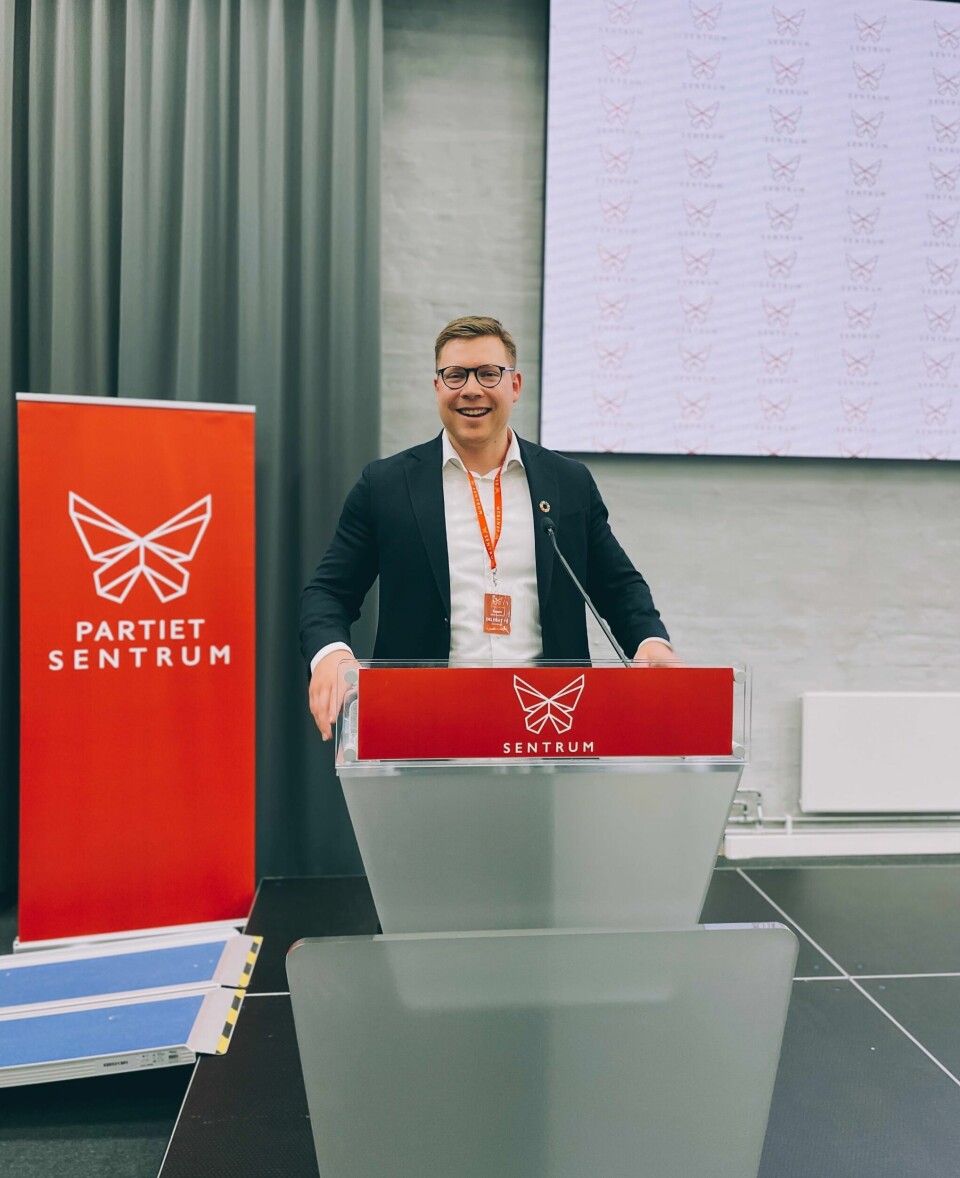 Espen Oseid Danielsen Hvit mann med briller kort brunt hår, med hvit skjorte smiler bredt.