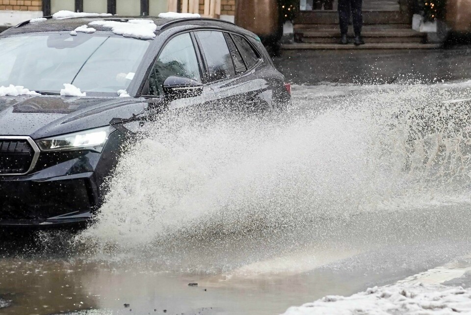 Vann skapte problemer for trafikken i Oslo, som her i krysset mellom Frognerveien og Niels Juels gate, i forrige uke. Nå ventes det mer vann. Vann skapte problemer for trafikken i Oslo, som her i krysset mellom Frognerveien og Niels Juels gate, i forrige uke. Nå ventes det mer vann. Foto: Ørn E. Borgen / NTB