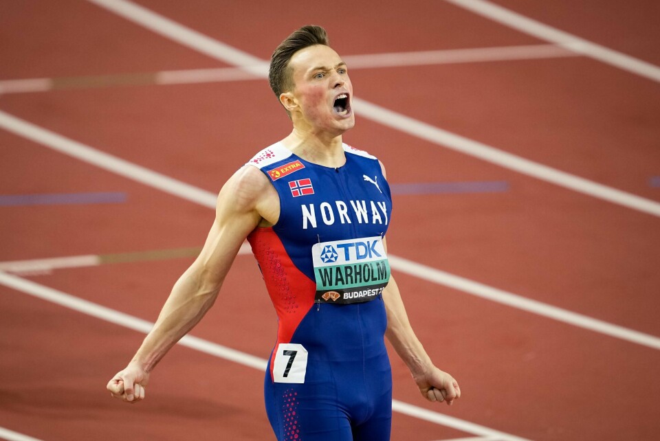 Karsten Warholm jubler etter VM-gullet på 400 meter hekk i Budapest i fjor sommer. Karsten Warholm jubler etter VM-gullet på 400 meter hekk i Budapest i fjor sommer. Foto: Beate Oma Dahle / NTB
