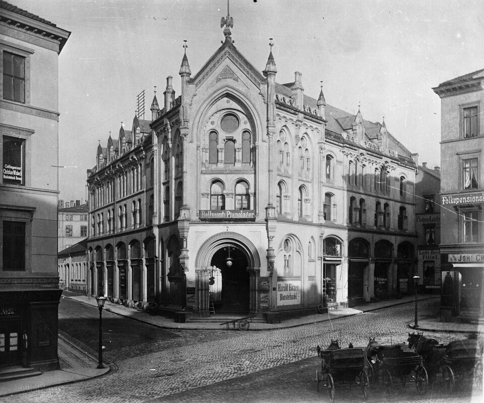 Centralhallen lå over gata for Stortinget. Flere sexarbeidere møtte kundene sine her, men det var også en vanlig restaurant, og blant annet stamstedet til Ivar Aasen. Christian Krogh hadde atelier i gården. Murbygning med flere spir på taket og en stor buet inngang på hjørnet.