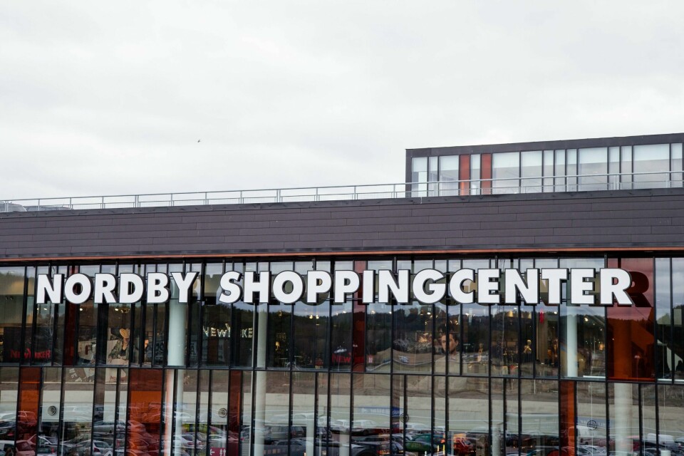 Nordmenn legger igjen klart mest penger i området rundt Strömstad, inkludert Nordby og Svinesund. Mange nordmenn valgte å legge helgas tur til Nordby shoppingsenter i Sverige. Foto: Audun Braastad / NTB