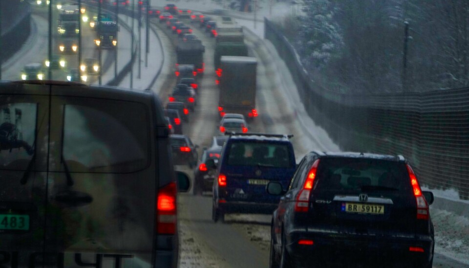 Flere har dødd på norske veier i år enn i fjor. Naf frykter at året blir ille. Det meldes om tett og saktegående trafikk på noen av utfartsårene fra Oslo. Illustrasjonsfoto: Ørn E. Borgen / NTB