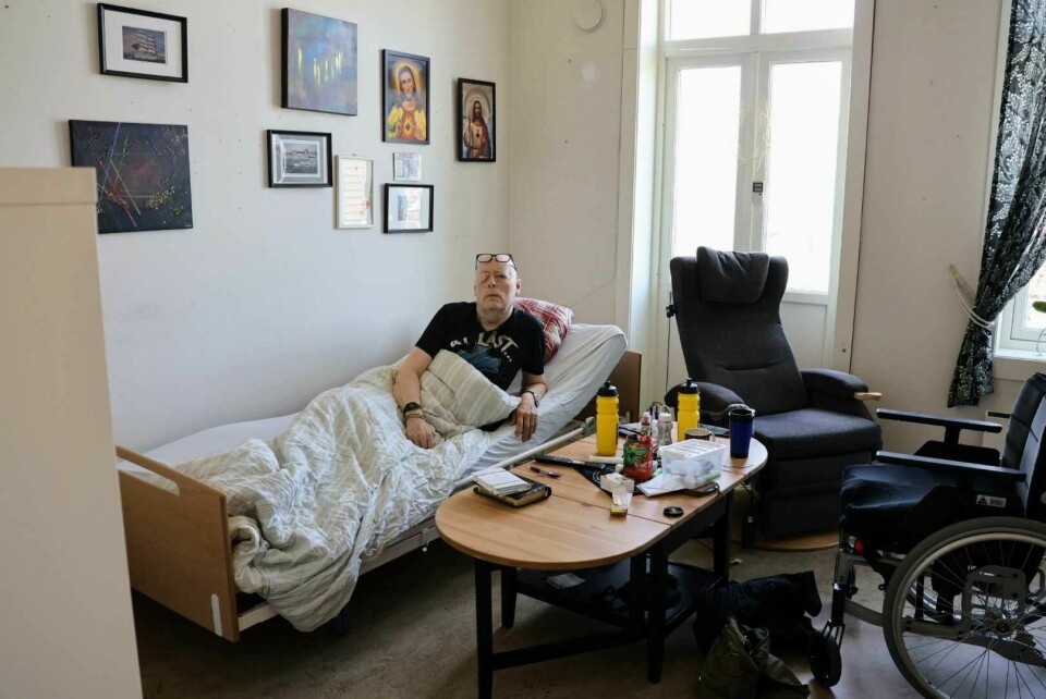 Dagene går med til å ligge i stuen med TV'en på i bakgrunnen. Einar Andreas Solvang