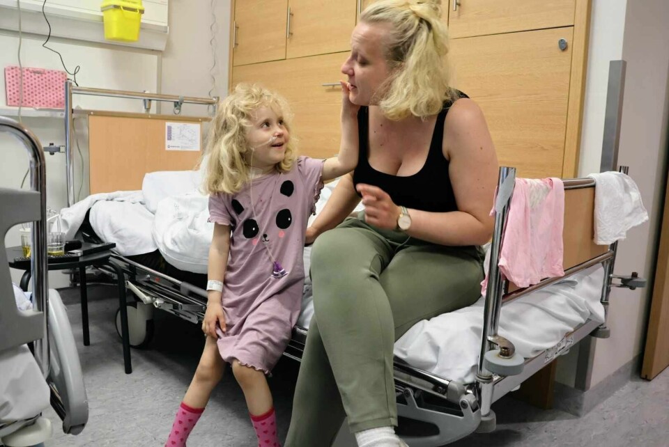 Mamma Anita Idsal Øvsteland har fått seng ved siden av datteren Mie Sofie på Haukeland sykehus. Hun prøver å holde humøret til den lille jenta oppe. Mie Sofie Øvsteland og Anita Idsal Øvsteland