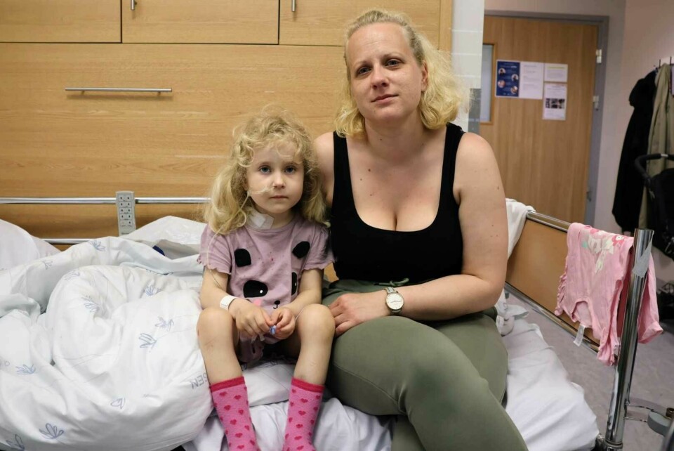 Selv om det er tunge tider, er mor og datter som erteris på sykehuset. Mie Sofie Øvsteland og Anita Idsal Øvsteland
