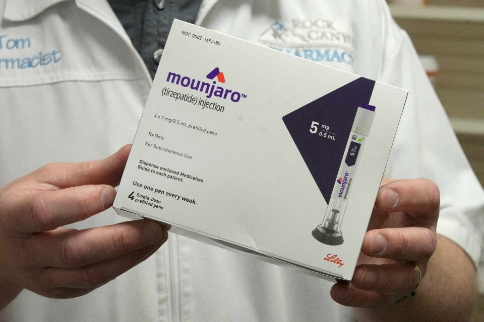 Den nye slankemedisinen Mounjaro vil være tilgjengelig i norske apotek fra slutten av uka. FILE PHOTO: A pharmacist displays a box of Mounjaro, a tirzepatide injection drug used for treating type 2 diabetes made by Lilly at Rock Canyon Pharmacy in Provo, Utah, U.S. March 29, 2023. REUTERS/George Frey/File Photo