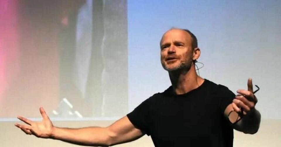 ENGASJERT: Harald Eia fikk salen med seg under foredraget i Drøbak. Der satt det flest som var overbevist fra før, men applausen var lang etterpå. ENGASJERT: Harald Eia fikk salen med seg under foredraget i Drøbak. Der satt det flest som var overbevist fra før, men applausen var lang etterpå.
