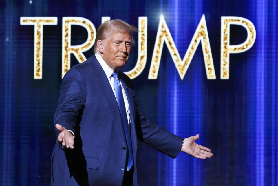 Donald Trump på vei opp på scenen for å motta prisen som Årets patriot fra Fox Nation. Donald Trump på vei opp på scenen for å motta prisen som Årets patriot fra Fox Nation. Foto: Heather Khalifa / AP / NTB