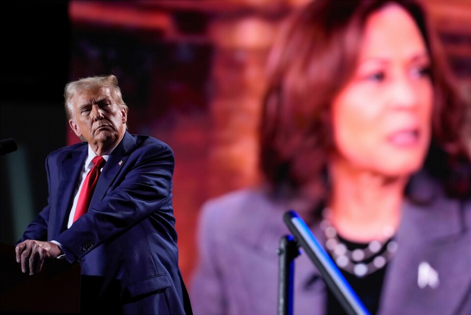 Demokratenes presidentkandidat Kamala Harris sier hun godt kan ta en IQ-test, men oppfordrer motstander Donald Trump til å gjøre det samme. Trump har gjentatte ganger fornærmet Harris' intelligens under valgkampen. Både Donald Trump og Kamala Harris drev valgkamp i vippestaten Michigan fredag. Her ser Trump på en filmsnutt med Harris under et møte i Detroit. Foto: Evan Vucci / AP / NTB