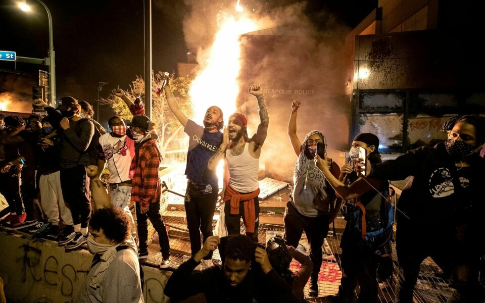 Opptøyene i Minneapolis fortsatte natt til fredag og en av politistasjonene i byen ble okkupert og påtent av demonstranter.