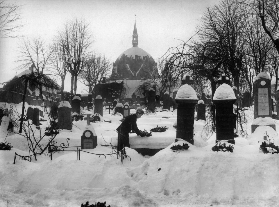 Det var forskjell på fattiglik og betalingslik i Kristiania på 1800-tallet. Her fra en vinterdag på Krist kirkegård ca. 1900. En vinterdag på Krist kirkegård ca. 1900. Foto: Oslo Museum,