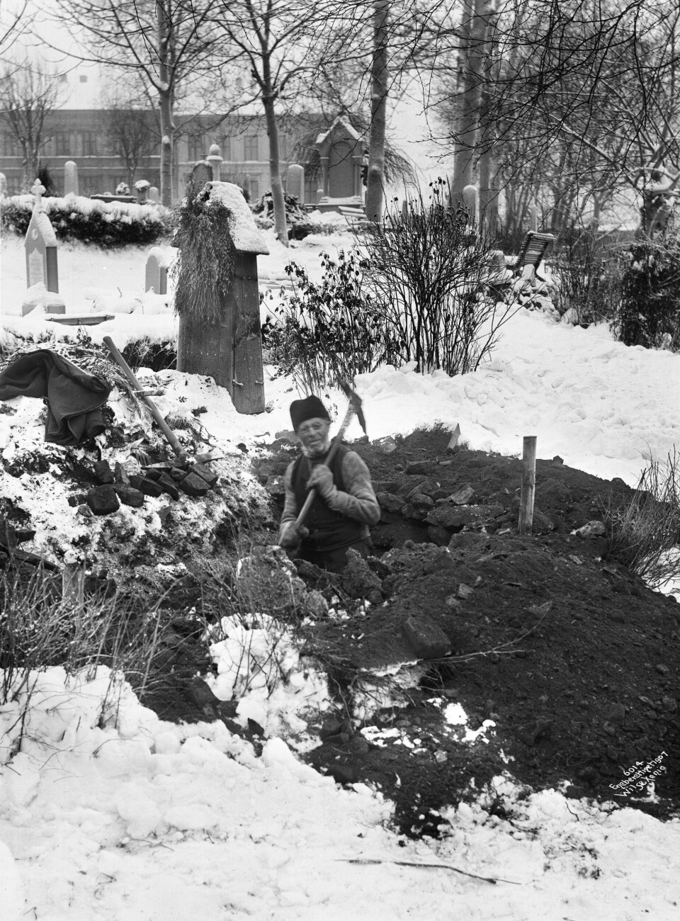 Graveren skulle ha betalt for det tunge arbeidet. Graveren skulle ha betalt for det tunge arbeidet. Fotograf: Anders B. Wilse, Oslo Museum