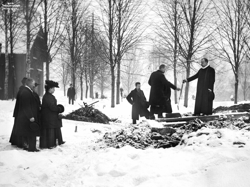 Sørgende mennesker på Nordre gravlund i 1907. Selv ikke i døden var standssamfunnets mennesker like. Det var forskjell på fattiglik og betalingslik. Sørgende mennesker på Nordre gravlund i 1907. Selv ikke i døden var standssamfunnets mennesker like. Det var forskjell på fattiglik og betalingslik. Foto: Anders B. Wilse, Oslo Museum