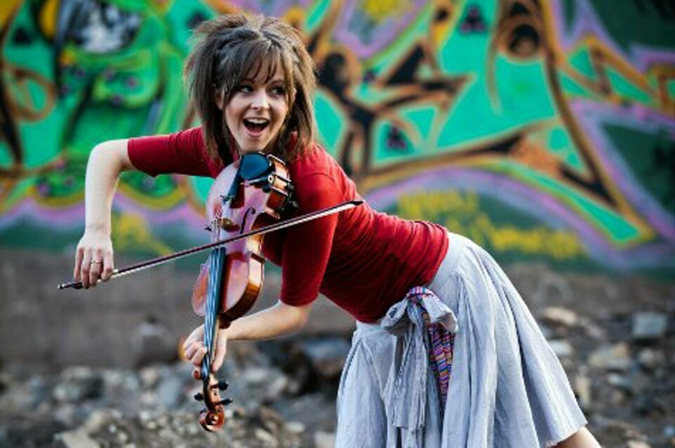 LIndsey Stirling er fiolinist, performanceartist og komponist. Onsdag kveld står hun på scenen på Hall Toll.