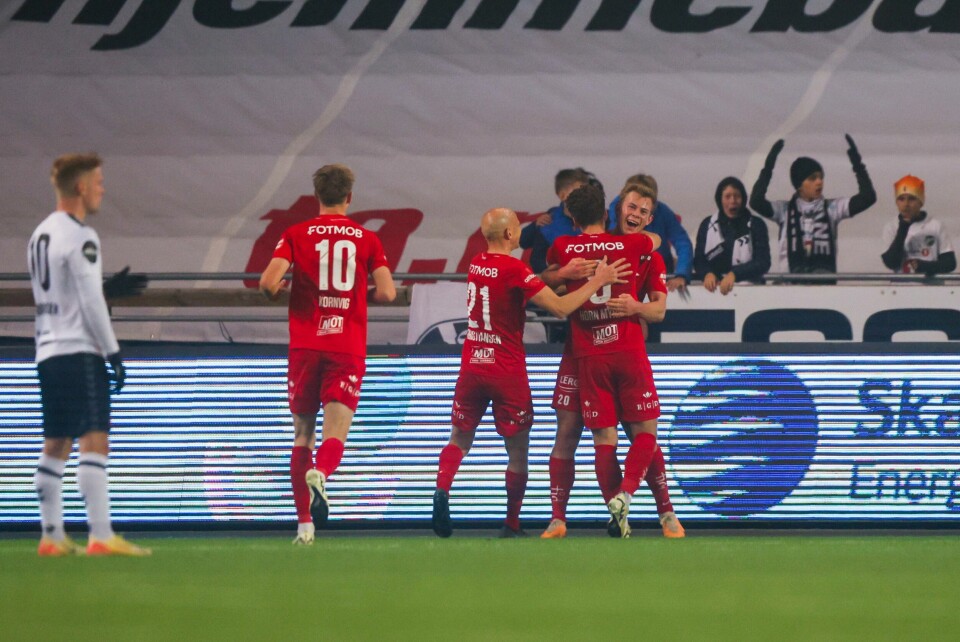 Brann slo tabelljumbo Odd søndag. Her jubler laget for Aune Heggebøs mål. Brann slo tabelljumbo Odd søndag. Her jubler laget for Aune Heggebøs mål. Foto: Trond R. Teigen / NTB
