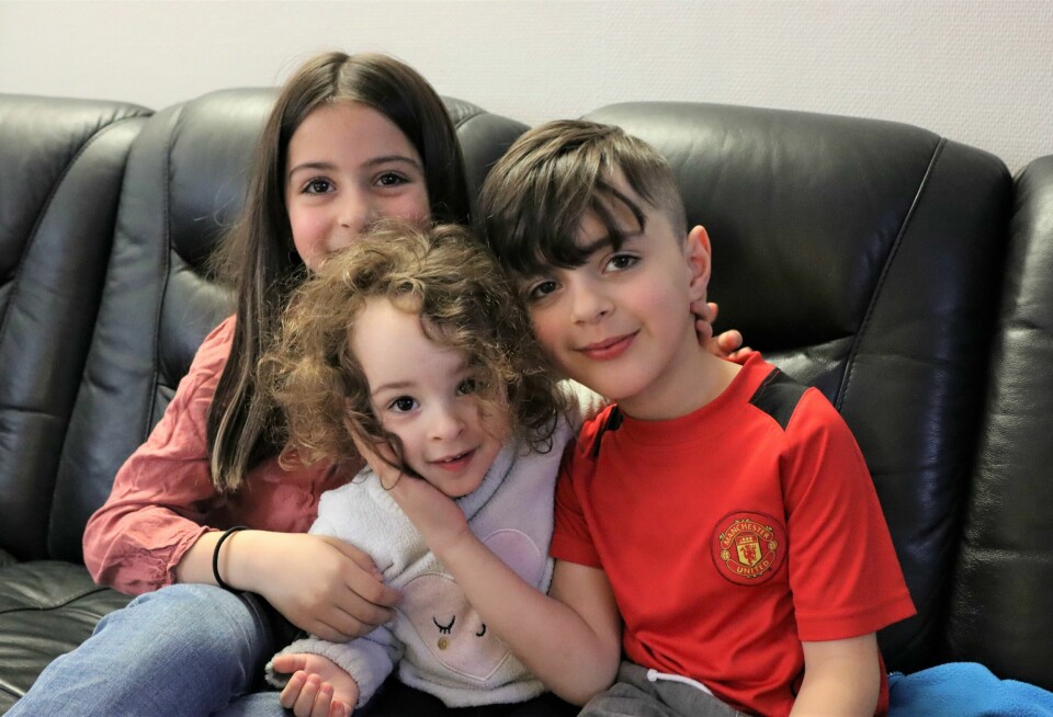 Delnaz (8), Della (2) og Khairi (7) er født og oppvokst i Norge, men nå risikerer de å bli sendt til Irak. Delnaz sier at hun ikke kjenner til hjemlandet til foreldrene sine. Delnaz (8), Della (2) og Khairi (7) er født og oppvokst i Norge, men nå risikerer de å bli sendt ut til Irak. Delnaz sier at hun ikke kjenner til hjemlandet til foreldrene sine.