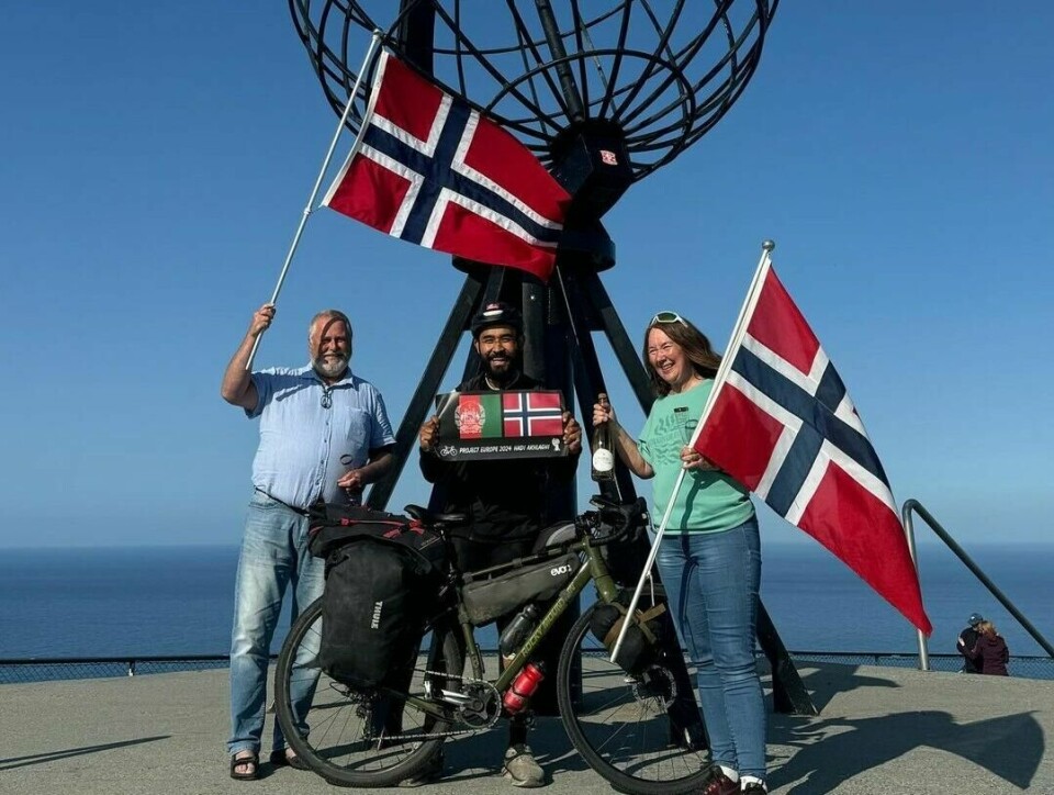 Einar Gabrielsen og Kari Anita Finboe tok jublende imot fostersønnen ved Polarsirkelen. Einar Gabrielsen, Hadi Akhlaghi og Kari Anita Finboe ved Polarsirkelen