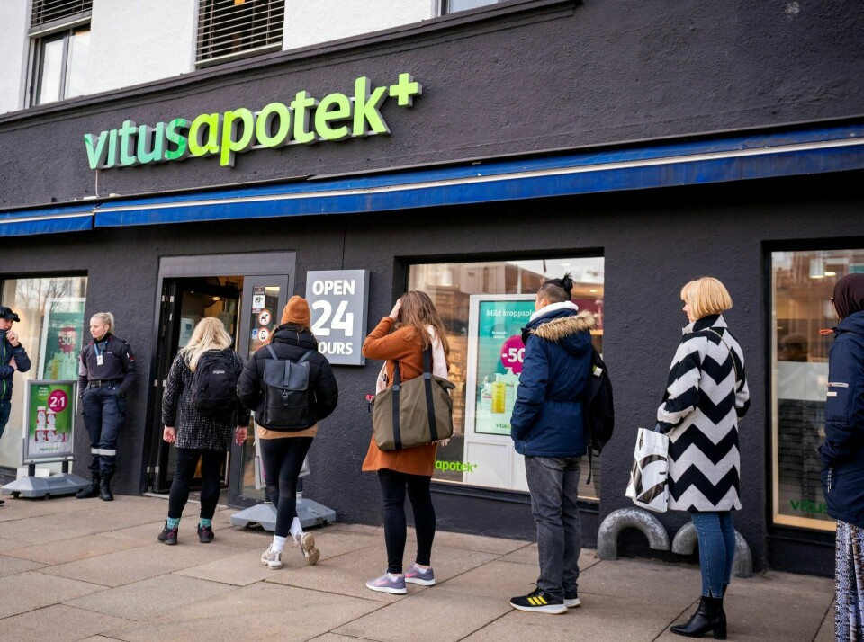 Folk står i kø utenfor Vitus Apotek på Jernbanetorget for å kjøpe medisiner på grunn av koronavirusutbruddet i Oslo. Foto: Heiko Junge/NTB scanpix