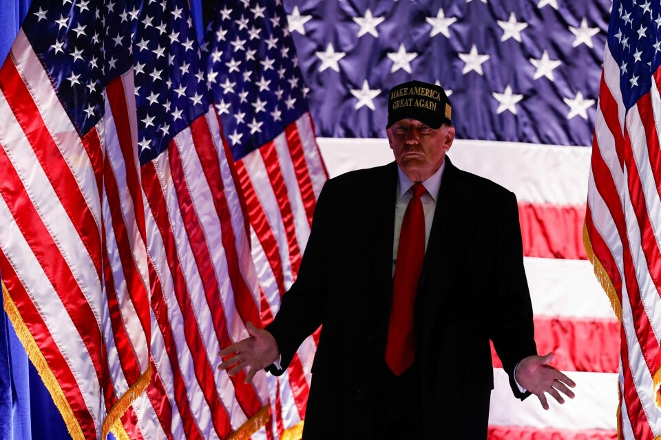 Tidligere president Donald Trump i Georgia på lørdag. Den mørke frakken og den svarte MAGA-capsen er ikke et godt varsel for USA. .