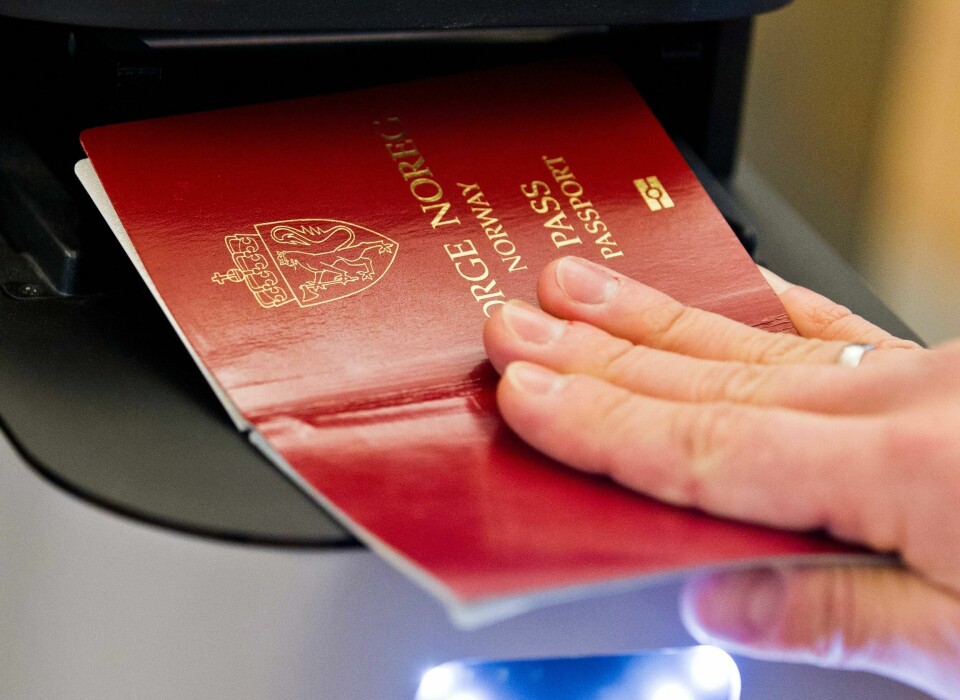 Forsikringsselskap råder deg til å ikke vise at du er norsk hele tiden når du er på ferie i utlandet, for eksempel ved å vifte rundt med passet ditt unødvendig. Forsikringsselskap råder deg til å ikke vise at du er norsk hele tiden når du er på ferie i utlandet, for eksempel ved å vifte rundt med passet ditt unødvendig.