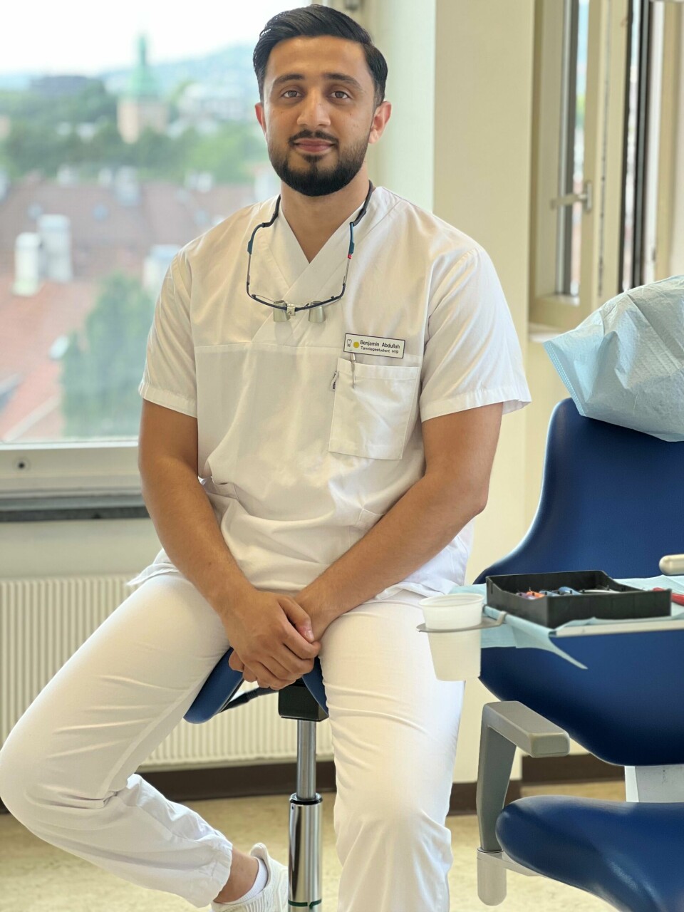 Benjamin Abdullah studerer til å bli tannlege på UiO, men sommerjobb foretrekker han å ha på sykehjem Benjamin Abdullah studerer til å bli tannlege på UiO, men sommerjobb foretrekker han å ha på sykehjem