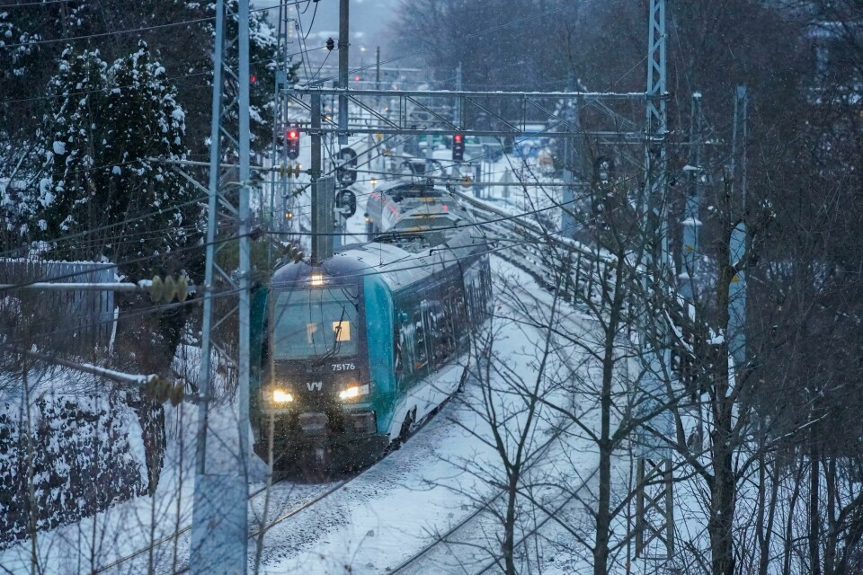 I det siste har det vært flere episoder hvor togkonduktører har blitt angrepet av voldelige unge menn, melder Sandefjords Blad. Dårlig vær har ført til forsinkelser og innstilte tog mellom Asker og Lillestrøm. Her et Vy-tog mellom Skøyen og Lysaker. Foto: Lise Åserud / NTB