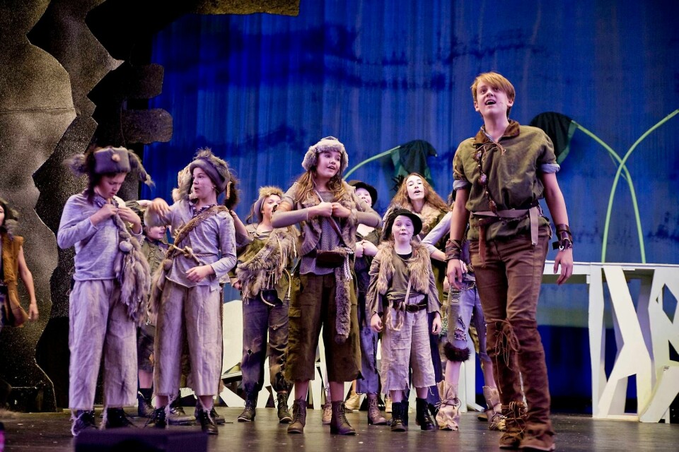 Teaterkråkenes Peter Pan på Parkeatret i Moss. Jacob Nitter helt til høyre på bildet. FOTO: MARIA WAAGAN
