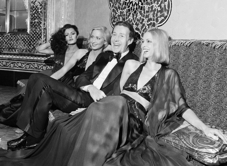 Virkelighetens Halston sammen med tre av sine modeller før en veldedighetsgala i Washington i 1977. Designeren Halston