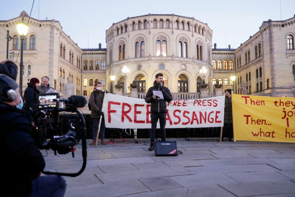 Partileder i Rødt, Bjørnar Moxnes, holder en tale under Norsk Pen sin støttemarkering for Julian Assange utenfor Stortinget.