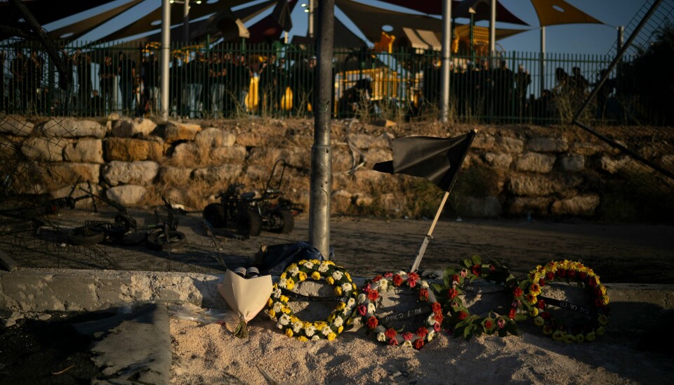 Blomsterkranser har blitt lagt ned på åstedet for rakettangrepet mot den drusiske byen Majdal Shams på de israelskokkuperte Golanhøydene lørdag, der tolv barn og unge ble drept. Angrepet har økt konfliktnivået mellom Israel og Hizbollah. Blomsterkranser har blitt lagt ned på åstedet for rakettangrepet mot den drusiske byen Majdal Shams på de israelskokkuperte Golanhøydene lørdag, der tolv barn og unge ble drept. Angrepet har økt konfliktnivået mellom Israel og Hizbollah. Foto: Leo Correa / AP / NTB