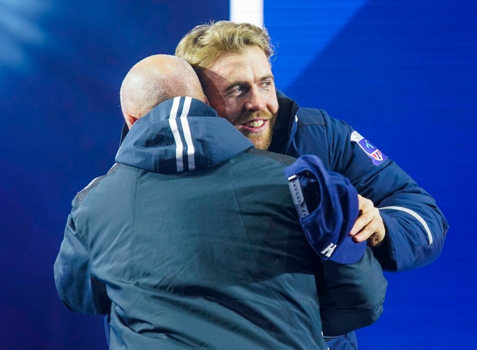 Aleksander Aamodt Kilde ble gratulert med VM-sølv av FIS-president Johan Eliasch i 2023. Aleksander Aamodt Kilde ble gratulert med VM-sølv av FIS-president Johan Eliasch i 2023. Foto: Lise Åserud / NTB