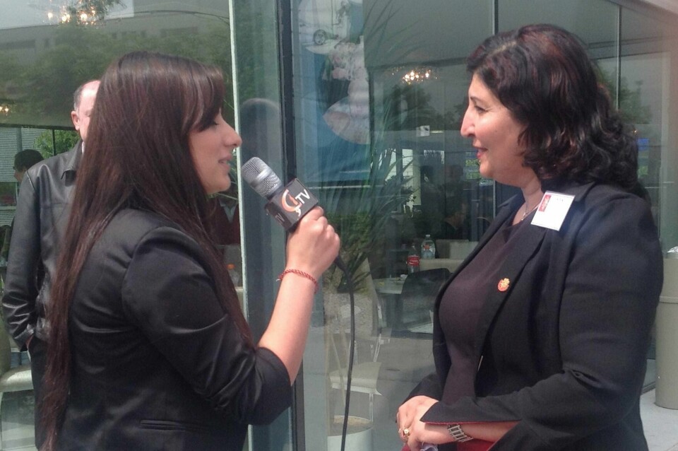 Bystyrerepresentant i Stavanger, Gulale Samiei (Ap), er blitt håndplukket til kurdernes eksilparlament. Her intervjues hun av en TV-stasjon i Brussel under parliamentets samling forrige helg.
