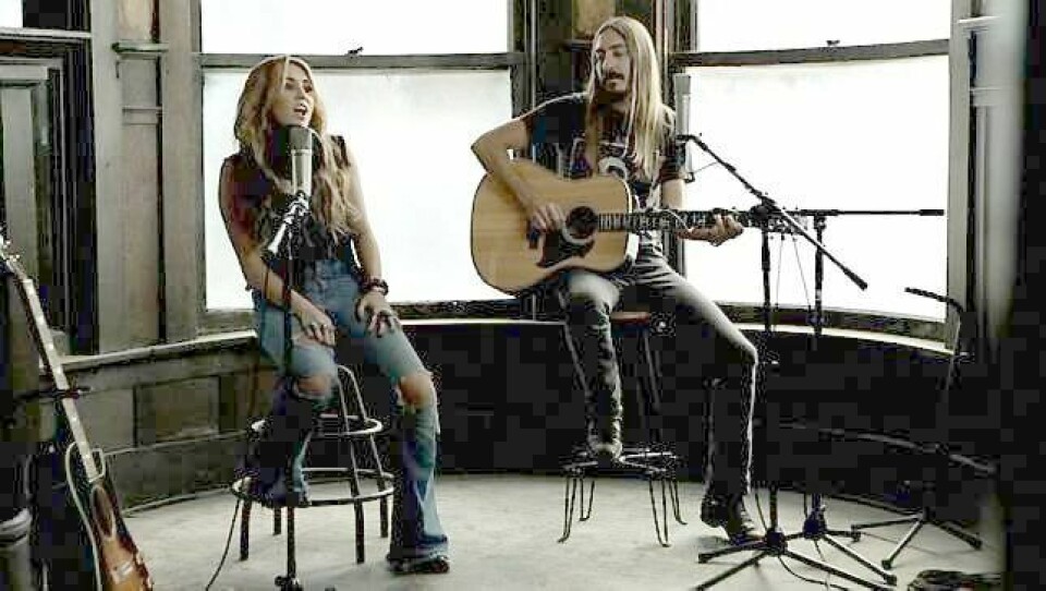 Miley Cyrus synger Dylan FOTO: UNIVERSAL