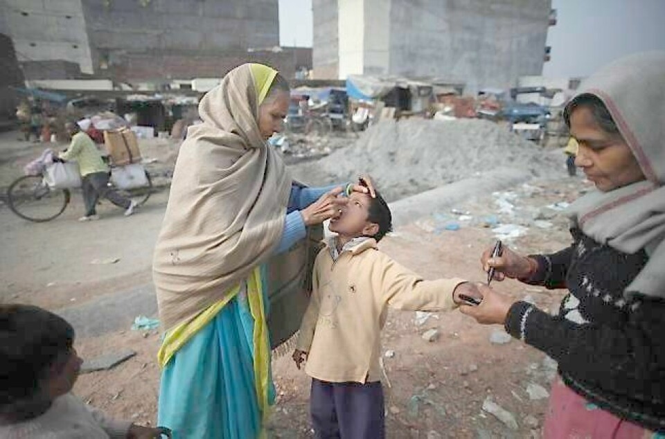 STORSATSNING: En liten gutt får vaksine mot polio i New Delhi. Indias kjempeinnsats mot polio er landets største helsesuksess. FOTO: Saurabh Das, SCANPIX