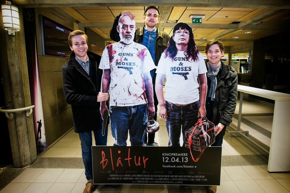 : Fredag er det premiere på den nye thrilleren «Blåtur». Her ser vi medprodusent Jan Inge Wiig, fotograf Andreas Bru Eide og regissør Ivar Aase. Foran, i papp, ses to av skuespillerne fra filmen, Are Flåøien, Stavanger, og Marit Sanden, Sandnes.
