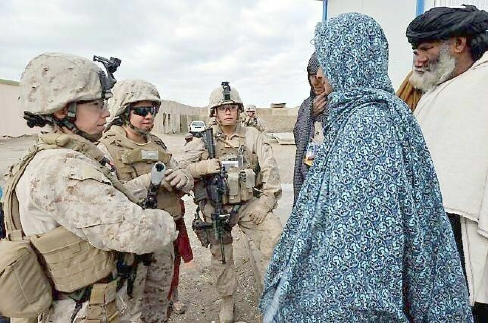 Skal man vinne en krig mot opprørere, må man vinne folkets tillit. Det har Nato-styrkene ikke maktet, selv om de - som her i Helmand provinsen forrige uke - stadig besøker afghanske landsbyer. FOTO: ADEK BERRY/SCANPIX