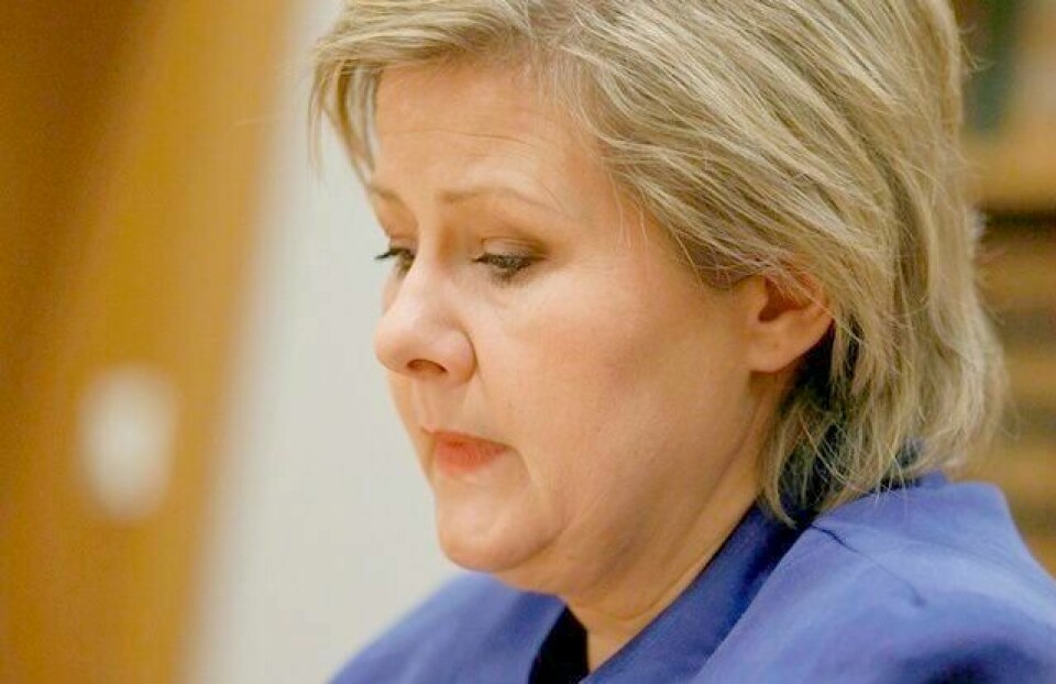 Partileder Erna Solberg måtte innkalle til pressekonferanse tirsdag kveld for å orientere om situasjonen rundt stortingspolitiker Henning Warloe. Hun har selv kjent Warloe i 35 år.